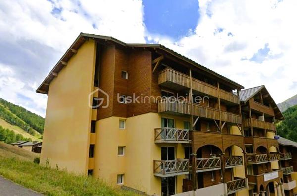 🏔️✨ APPARTEMENT 6 COUCHAGES – RÉSIDENCE AVEC PISCINE – LA FOUX D'ALLOS – ESPACE LUMIÈRE 🏊‍♂️⛷️
❤️ UN VÉRITABLE COUP DE CŒUR POUR VOS VACANCES À LA MONTAGNE !
Au cœur de La Foux d'Allos, station de sports d'hiver et d'été du domaine Espace Lumière (liaison La Foux d'Allos / Pra Loup), découvrez ce bel appartement d'environ 28 m², idéal pour accueillir jusqu'à 6 personnes.
Situé dans le Val d'Allos, aux portes du Parc National du Mercantour, aux sources du Verdon et à proximité des magnifiques Gorges du Verdon, ce bien bénéficie d'un environnement naturel exceptionnel où les activités se vivent toute l'année : ski, randonnée, VTT, trail, sports d'eau vive, pêche... 🌿🏔️💧
________________________________________
✨ DESCRIPTIF DU BIEN
🏡 Appartement d'environ 28 m², situé au 3ᵉ étage avec ascenseur d'une résidence parfaitement entretenue.
Il se compose de :
🚪 Une entrée avec coin montagne équipé de lits superposés,
🛋️ Un séjour lumineux avec canapé convertible,
🍽️ Une kitchenette ouverte, aménagée et équipée,
🛁 Une salle de bains,
🚽 Toilettes séparées,
🌞 Un agréable balcon offrant une belle vue dégagée sur les montagnes.
Appartement fonctionnel, chaleureux et parfaitement agencé pour des séjours en famille ou entre amis.
________________________________________
🏊 LES ATOUTS DE LA RÉSIDENCE
🏊 Piscine réservée aux résidents, idéale pour se détendre après une journée de ski ou de randonnée.
🛎️ Conciergerie sur place, un véritable plus pour simplifier la gestion d'une location saisonnière.
🛗 Ascenseur
🅿️ Parking privatif sécurisé par barrière.
________________________________________
📍 UN EMPLACEMENT PRIVILÉGIÉ
⛷️ À quelques pas des remontées mécaniques.
🛍️ Proche des commerces, restaurants et animations de la station.
🚵‍♂️ Une destination incontournable été comme hiver : ski, VTT, randonnée, trail, accrobranche et nombreuses activités de pleine nature.
🌿 Aux portes du Parc National du Mercantour.
💧 À proximité du Lac d'Allos, des sources du Verdon et des célèbres Gorges du Verdon.
________________________________________
⭐ LES PLUS
💙 Résidence avec piscine
⛷️ Station dynamique hiver / été
🛗 Ascenseur
🛏️ Jusqu'à 6 couchages
🚽 WC séparés
🅿️ Parking privatif sécurisé
🛎️ Conciergerie sur place
🧳 Appartement vendu meublé (selon les conditions de la vente)
💰 Excellent potentiel pour un investissement locatif saisonnier.
________________________________________
✨ Que vous recherchiez un pied-à-terre familial ou un investissement dans l'une des stations les plus recherchées des Alpes du Sud, cet appartement saura vous séduire par son emplacement, ses prestations et son fort potentiel.
📞 À voir sans tarder ! Contactez-moi pour plus de renseignements ou pour organiser une visite.
🏔️ Le Val d'Allos, bien plus qu'une destination… un art de vivre au cœur des Alpes.
