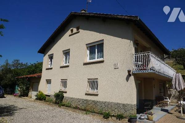 Villa au calme avec 4 140 m² de terrain