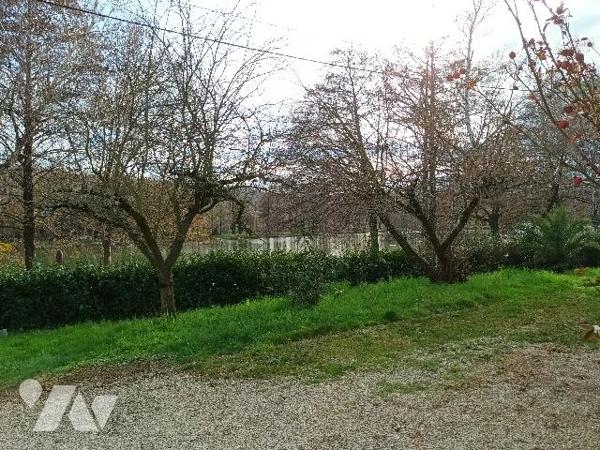 Villa au calme avec 4 140 m² de terrain