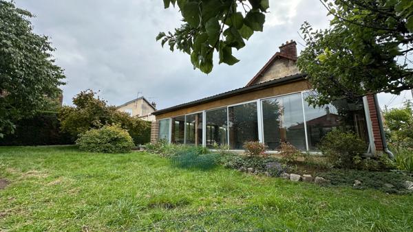 Maison de charme avec piscine chauffée, située à Compiègne ( port de plaisance)