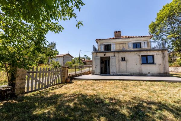 Maison ancienne rénovée avec grange sur terrain clos de 925 m²