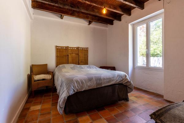 Maison ancienne rénovée avec grange sur terrain clos de 925 m²