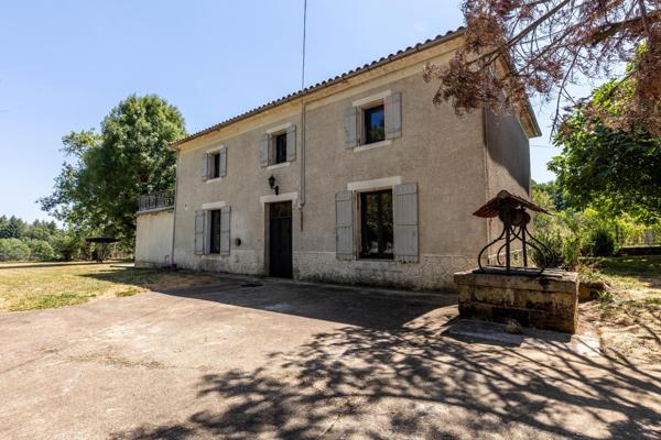 Maison ancienne rénovée avec grange sur terrain clos de 925 m²