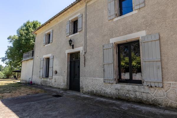 Maison ancienne rénovée avec grange sur terrain clos de 925 m²