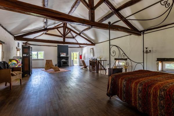 Maison ancienne rénovée avec grange sur terrain clos de 925 m²