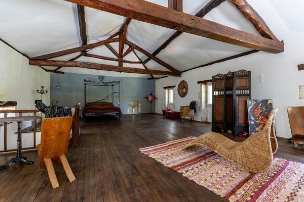Maison ancienne rénovée avec grange sur terrain clos de 925 m²