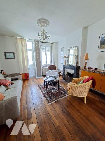 COEUR SAINT PAVIN - PROCHE TRAM ET COMMERCES 
Maison comprenant salon-séjour et cuisine, salle...