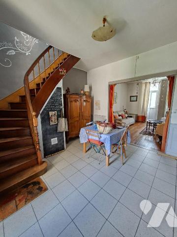 COEUR SAINT PAVIN - PROCHE TRAM ET COMMERCES 
Maison comprenant salon-séjour et cuisine, salle...