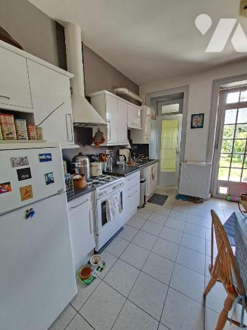 COEUR SAINT PAVIN - PROCHE TRAM ET COMMERCES 
Maison comprenant salon-séjour et cuisine, salle...