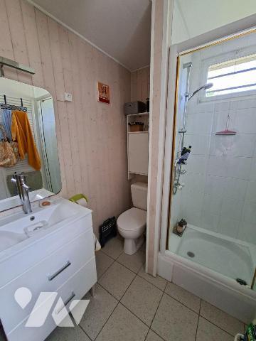 COEUR SAINT PAVIN - PROCHE TRAM ET COMMERCES 
Maison comprenant salon-séjour et cuisine, salle...