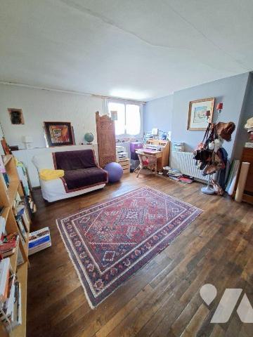 COEUR SAINT PAVIN - PROCHE TRAM ET COMMERCES 
Maison comprenant salon-séjour et cuisine, salle...