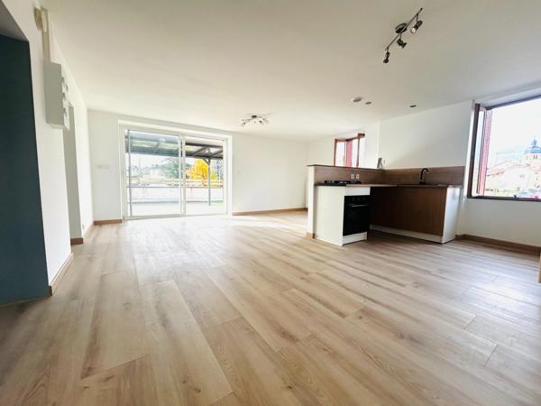 APPARTEMENT T3 ENTIEREMENT RENOVE DE 58 M², TERRASSE SECURISEE DE 53 M², 2 CHAMBRES, GARAGE, LIBRE AU 01/01/2026.
