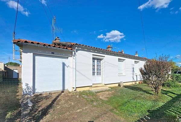 A Vendre Maison de plain pied située à Lucon, 2 chambres possibilité 3, Garage, jardin.