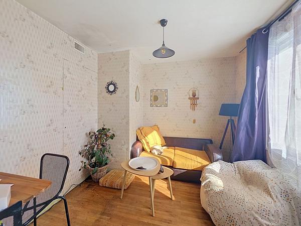 A Vendre Maison de plain pied située à Lucon, 2 chambres possibilité 3, Garage, jardin.