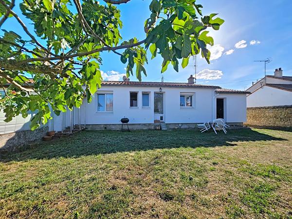 A Vendre Maison de plain pied située à Lucon, 2 chambres possibilité 3, Garage, jardin.