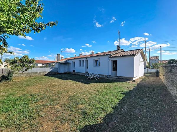 A Vendre Maison de plain pied située à Lucon, 2 chambres possibilité 3, Garage, jardin.
