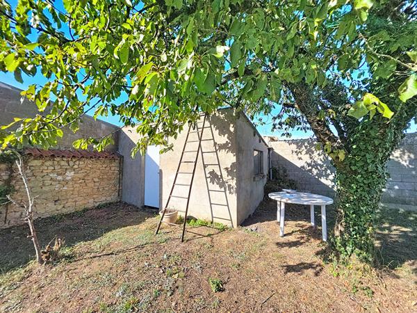 A Vendre Maison de plain pied située à Lucon, 2 chambres possibilité 3, Garage, jardin.