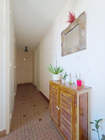 A Vendre Maison de plain pied située à Lucon, 2 chambres possibilité 3, Garage, jardin.