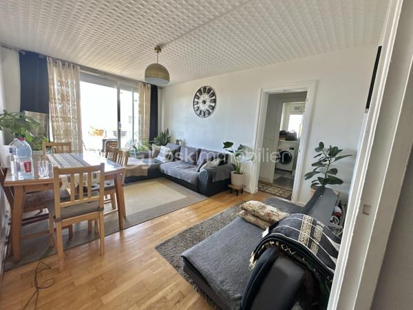 Situé au 17e étage, découvrez cet appartement 3 pièces de 62,17 m², lumineux et bénéficiant d’une vue dégagée sur Paris, sans vis-à-vis.

Il se compose d’une entrée, d’un séjour très lumineux ouvrant sur un balcon, d’une cuisine, puis d’un couloir desservant deux grandes chambres, une salle de bains et un WC séparé.

Vous serez séduits par son agencement fonctionnel, sa luminosité, son balcon et sa situation pratique, à proximité de toutes les commodités.

L’appartement dispose également d’une place de parking sécurisée ainsi que d’une cave.

Les atouts :

•⁠  ⁠Balcon avec vue dégagée sur Paris
•⁠  ⁠17e étage et absence de vis-à-vis
•⁠  ⁠Ravalement avec isolation réalisé il y a environ 4 ans
•⁠  ⁠DPE : C
•⁠  ⁠Chauffage collectif /l'eau chaude et froide 
•⁠  ⁠Parking sécurisé
•⁠  ⁠Cave
•⁠  ⁠Commerces, pharmacie, centre médical et transports à proximité
•⁠  ⁠Tramway, bus et accès aux gares environnantes
•⁠  ⁠Taxe foncière : 1 500 € / an
Appartement idéal pour un premier achat. À visiter sans tarder !
Joignable 7j/7 pour plus d’informations ou organiser une visite