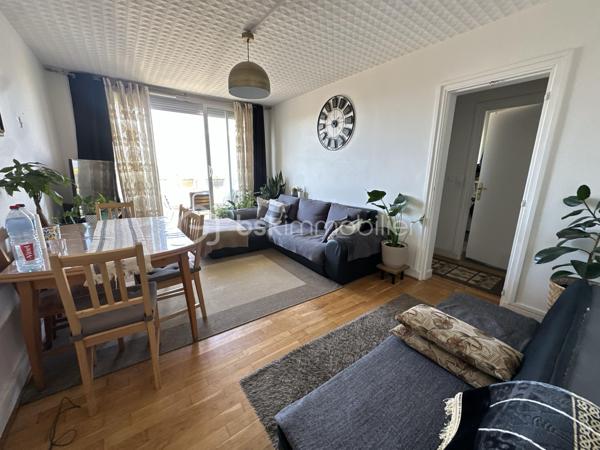 Situé au 17e étage, découvrez cet appartement 3 pièces de 62,17 m², lumineux et bénéficiant d’une vue dégagée sur Paris, sans vis-à-vis.

Il se compose d’une entrée, d’un séjour très lumineux ouvrant sur un balcon, d’une cuisine, puis d’un couloir desservant deux grandes chambres, une salle de bains et un WC séparé.

Vous serez séduits par son agencement fonctionnel, sa luminosité, son balcon et sa situation pratique, à proximité de toutes les commodités.

L’appartement dispose également d’une place de parking sécurisée ainsi que d’une cave.

Les atouts :

•⁠  ⁠Balcon avec vue dégagée sur Paris
•⁠  ⁠17e étage et absence de vis-à-vis
•⁠  ⁠Ravalement avec isolation réalisé il y a environ 4 ans
•⁠  ⁠DPE : C
•⁠  ⁠Chauffage collectif /l'eau chaude et froide 
•⁠  ⁠Parking sécurisé
•⁠  ⁠Cave
•⁠  ⁠Commerces, pharmacie, centre médical et transports à proximité
•⁠  ⁠Tramway, bus et accès aux gares environnantes
•⁠  ⁠Taxe foncière : 1 500 € / an
Appartement idéal pour un premier achat. À visiter sans tarder !
Joignable 7j/7 pour plus d’informations ou organiser une visite