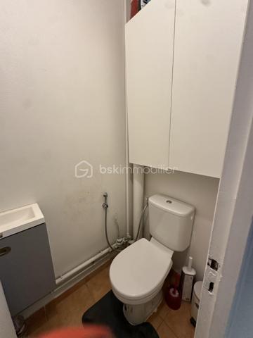 Situé au 17e étage, découvrez cet appartement 3 pièces de 62,17 m², lumineux et bénéficiant d’une vue dégagée sur Paris, sans vis-à-vis.

Il se compose d’une entrée, d’un séjour très lumineux ouvrant sur un balcon, d’une cuisine, puis d’un couloir desservant deux grandes chambres, une salle de bains et un WC séparé.

Vous serez séduits par son agencement fonctionnel, sa luminosité, son balcon et sa situation pratique, à proximité de toutes les commodités.

L’appartement dispose également d’une place de parking sécurisée ainsi que d’une cave.

Les atouts :

•⁠  ⁠Balcon avec vue dégagée sur Paris
•⁠  ⁠17e étage et absence de vis-à-vis
•⁠  ⁠Ravalement avec isolation réalisé il y a environ 4 ans
•⁠  ⁠DPE : C
•⁠  ⁠Chauffage collectif /l'eau chaude et froide 
•⁠  ⁠Parking sécurisé
•⁠  ⁠Cave
•⁠  ⁠Commerces, pharmacie, centre médical et transports à proximité
•⁠  ⁠Tramway, bus et accès aux gares environnantes
•⁠  ⁠Taxe foncière : 1 500 € / an
Appartement idéal pour un premier achat. À visiter sans tarder !
Joignable 7j/7 pour plus d’informations ou organiser une visite