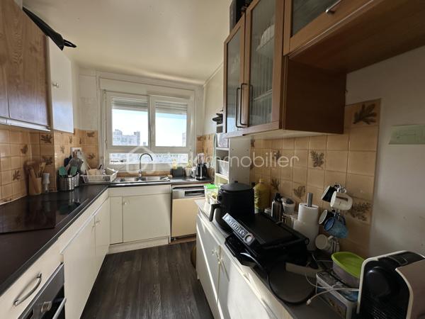 Situé au 17e étage, découvrez cet appartement 3 pièces de 62,17 m², lumineux et bénéficiant d’une vue dégagée sur Paris, sans vis-à-vis.

Il se compose d’une entrée, d’un séjour très lumineux ouvrant sur un balcon, d’une cuisine, puis d’un couloir desservant deux grandes chambres, une salle de bains et un WC séparé.

Vous serez séduits par son agencement fonctionnel, sa luminosité, son balcon et sa situation pratique, à proximité de toutes les commodités.

L’appartement dispose également d’une place de parking sécurisée ainsi que d’une cave.

Les atouts :

•⁠  ⁠Balcon avec vue dégagée sur Paris
•⁠  ⁠17e étage et absence de vis-à-vis
•⁠  ⁠Ravalement avec isolation réalisé il y a environ 4 ans
•⁠  ⁠DPE : C
•⁠  ⁠Chauffage collectif /l'eau chaude et froide 
•⁠  ⁠Parking sécurisé
•⁠  ⁠Cave
•⁠  ⁠Commerces, pharmacie, centre médical et transports à proximité
•⁠  ⁠Tramway, bus et accès aux gares environnantes
•⁠  ⁠Taxe foncière : 1 500 € / an
Appartement idéal pour un premier achat. À visiter sans tarder !
Joignable 7j/7 pour plus d’informations ou organiser une visite