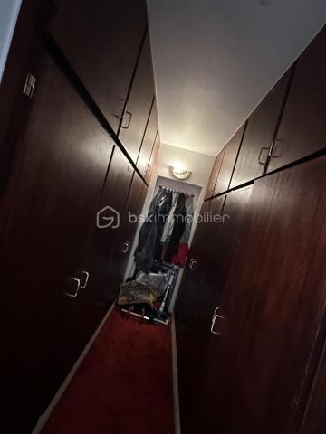 Situé au 17e étage, découvrez cet appartement 3 pièces de 62,17 m², lumineux et bénéficiant d’une vue dégagée sur Paris, sans vis-à-vis.

Il se compose d’une entrée, d’un séjour très lumineux ouvrant sur un balcon, d’une cuisine, puis d’un couloir desservant deux grandes chambres, une salle de bains et un WC séparé.

Vous serez séduits par son agencement fonctionnel, sa luminosité, son balcon et sa situation pratique, à proximité de toutes les commodités.

L’appartement dispose également d’une place de parking sécurisée ainsi que d’une cave.

Les atouts :

•⁠  ⁠Balcon avec vue dégagée sur Paris
•⁠  ⁠17e étage et absence de vis-à-vis
•⁠  ⁠Ravalement avec isolation réalisé il y a environ 4 ans
•⁠  ⁠DPE : C
•⁠  ⁠Chauffage collectif /l'eau chaude et froide 
•⁠  ⁠Parking sécurisé
•⁠  ⁠Cave
•⁠  ⁠Commerces, pharmacie, centre médical et transports à proximité
•⁠  ⁠Tramway, bus et accès aux gares environnantes
•⁠  ⁠Taxe foncière : 1 500 € / an
Appartement idéal pour un premier achat. À visiter sans tarder !
Joignable 7j/7 pour plus d’informations ou organiser une visite