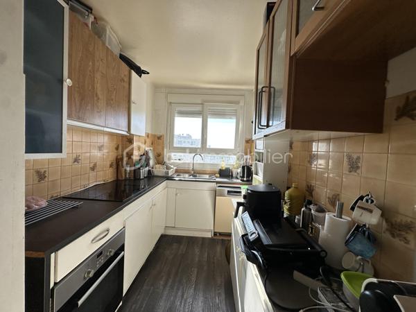 Situé au 17e étage, découvrez cet appartement 3 pièces de 62,17 m², lumineux et bénéficiant d’une vue dégagée sur Paris, sans vis-à-vis.

Il se compose d’une entrée, d’un séjour très lumineux ouvrant sur un balcon, d’une cuisine, puis d’un couloir desservant deux grandes chambres, une salle de bains et un WC séparé.

Vous serez séduits par son agencement fonctionnel, sa luminosité, son balcon et sa situation pratique, à proximité de toutes les commodités.

L’appartement dispose également d’une place de parking sécurisée ainsi que d’une cave.

Les atouts :

•⁠  ⁠Balcon avec vue dégagée sur Paris
•⁠  ⁠17e étage et absence de vis-à-vis
•⁠  ⁠Ravalement avec isolation réalisé il y a environ 4 ans
•⁠  ⁠DPE : C
•⁠  ⁠Chauffage collectif /l'eau chaude et froide 
•⁠  ⁠Parking sécurisé
•⁠  ⁠Cave
•⁠  ⁠Commerces, pharmacie, centre médical et transports à proximité
•⁠  ⁠Tramway, bus et accès aux gares environnantes
•⁠  ⁠Taxe foncière : 1 500 € / an
Appartement idéal pour un premier achat. À visiter sans tarder !
Joignable 7j/7 pour plus d’informations ou organiser une visite