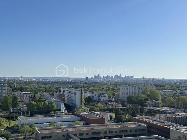 Situé au 17e étage, découvrez cet appartement 3 pièces de 62,17 m², lumineux et bénéficiant d’une vue dégagée sur Paris, sans vis-à-vis.

Il se compose d’une entrée, d’un séjour très lumineux ouvrant sur un balcon, d’une cuisine, puis d’un couloir desservant deux grandes chambres, une salle de bains et un WC séparé.

Vous serez séduits par son agencement fonctionnel, sa luminosité, son balcon et sa situation pratique, à proximité de toutes les commodités.

L’appartement dispose également d’une place de parking sécurisée ainsi que d’une cave.

Les atouts :

•⁠  ⁠Balcon avec vue dégagée sur Paris
•⁠  ⁠17e étage et absence de vis-à-vis
•⁠  ⁠Ravalement avec isolation réalisé il y a environ 4 ans
•⁠  ⁠DPE : C
•⁠  ⁠Chauffage collectif /l'eau chaude et froide 
•⁠  ⁠Parking sécurisé
•⁠  ⁠Cave
•⁠  ⁠Commerces, pharmacie, centre médical et transports à proximité
•⁠  ⁠Tramway, bus et accès aux gares environnantes
•⁠  ⁠Taxe foncière : 1 500 € / an
Appartement idéal pour un premier achat. À visiter sans tarder !
Joignable 7j/7 pour plus d’informations ou organiser une visite