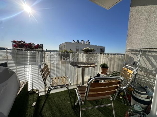 Situé au 17e étage, découvrez cet appartement 3 pièces de 62,17 m², lumineux et bénéficiant d’une vue dégagée sur Paris, sans vis-à-vis.

Il se compose d’une entrée, d’un séjour très lumineux ouvrant sur un balcon, d’une cuisine, puis d’un couloir desservant deux grandes chambres, une salle de bains et un WC séparé.

Vous serez séduits par son agencement fonctionnel, sa luminosité, son balcon et sa situation pratique, à proximité de toutes les commodités.

L’appartement dispose également d’une place de parking sécurisée ainsi que d’une cave.

Les atouts :

•⁠  ⁠Balcon avec vue dégagée sur Paris
•⁠  ⁠17e étage et absence de vis-à-vis
•⁠  ⁠Ravalement avec isolation réalisé il y a environ 4 ans
•⁠  ⁠DPE : C
•⁠  ⁠Chauffage collectif /l'eau chaude et froide 
•⁠  ⁠Parking sécurisé
•⁠  ⁠Cave
•⁠  ⁠Commerces, pharmacie, centre médical et transports à proximité
•⁠  ⁠Tramway, bus et accès aux gares environnantes
•⁠  ⁠Taxe foncière : 1 500 € / an
Appartement idéal pour un premier achat. À visiter sans tarder !
Joignable 7j/7 pour plus d’informations ou organiser une visite