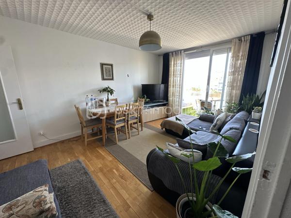 Situé au 17e étage, découvrez cet appartement 3 pièces de 62,17 m², lumineux et bénéficiant d’une vue dégagée sur Paris, sans vis-à-vis.

Il se compose d’une entrée, d’un séjour très lumineux ouvrant sur un balcon, d’une cuisine, puis d’un couloir desservant deux grandes chambres, une salle de bains et un WC séparé.

Vous serez séduits par son agencement fonctionnel, sa luminosité, son balcon et sa situation pratique, à proximité de toutes les commodités.

L’appartement dispose également d’une place de parking sécurisée ainsi que d’une cave.

Les atouts :

•⁠  ⁠Balcon avec vue dégagée sur Paris
•⁠  ⁠17e étage et absence de vis-à-vis
•⁠  ⁠Ravalement avec isolation réalisé il y a environ 4 ans
•⁠  ⁠DPE : C
•⁠  ⁠Chauffage collectif /l'eau chaude et froide 
•⁠  ⁠Parking sécurisé
•⁠  ⁠Cave
•⁠  ⁠Commerces, pharmacie, centre médical et transports à proximité
•⁠  ⁠Tramway, bus et accès aux gares environnantes
•⁠  ⁠Taxe foncière : 1 500 € / an
Appartement idéal pour un premier achat. À visiter sans tarder !
Joignable 7j/7 pour plus d’informations ou organiser une visite
