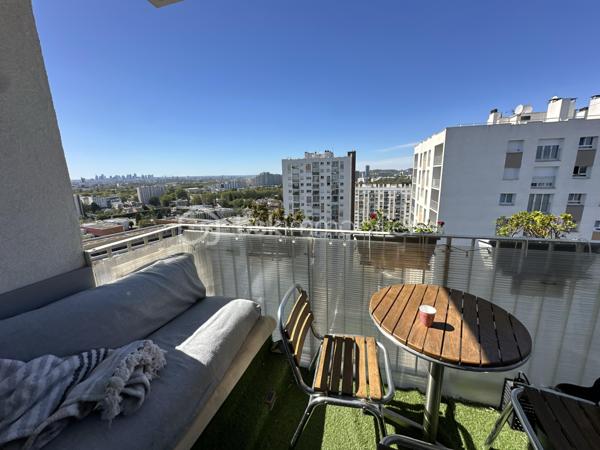Situé au 17e étage, découvrez cet appartement 3 pièces de 62,17 m², lumineux et bénéficiant d’une vue dégagée sur Paris, sans vis-à-vis.

Il se compose d’une entrée, d’un séjour très lumineux ouvrant sur un balcon, d’une cuisine, puis d’un couloir desservant deux grandes chambres, une salle de bains et un WC séparé.

Vous serez séduits par son agencement fonctionnel, sa luminosité, son balcon et sa situation pratique, à proximité de toutes les commodités.

L’appartement dispose également d’une place de parking sécurisée ainsi que d’une cave.

Les atouts :

•⁠  ⁠Balcon avec vue dégagée sur Paris
•⁠  ⁠17e étage et absence de vis-à-vis
•⁠  ⁠Ravalement avec isolation réalisé il y a environ 4 ans
•⁠  ⁠DPE : C
•⁠  ⁠Chauffage collectif /l'eau chaude et froide 
•⁠  ⁠Parking sécurisé
•⁠  ⁠Cave
•⁠  ⁠Commerces, pharmacie, centre médical et transports à proximité
•⁠  ⁠Tramway, bus et accès aux gares environnantes
•⁠  ⁠Taxe foncière : 1 500 € / an
Appartement idéal pour un premier achat. À visiter sans tarder !
Joignable 7j/7 pour plus d’informations ou organiser une visite