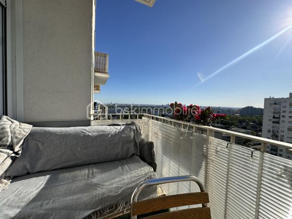 Situé au 17e étage, découvrez cet appartement 3 pièces de 62,17 m², lumineux et bénéficiant d’une vue dégagée sur Paris, sans vis-à-vis.

Il se compose d’une entrée, d’un séjour très lumineux ouvrant sur un balcon, d’une cuisine, puis d’un couloir desservant deux grandes chambres, une salle de bains et un WC séparé.

Vous serez séduits par son agencement fonctionnel, sa luminosité, son balcon et sa situation pratique, à proximité de toutes les commodités.

L’appartement dispose également d’une place de parking sécurisée ainsi que d’une cave.

Les atouts :

•⁠  ⁠Balcon avec vue dégagée sur Paris
•⁠  ⁠17e étage et absence de vis-à-vis
•⁠  ⁠Ravalement avec isolation réalisé il y a environ 4 ans
•⁠  ⁠DPE : C
•⁠  ⁠Chauffage collectif /l'eau chaude et froide 
•⁠  ⁠Parking sécurisé
•⁠  ⁠Cave
•⁠  ⁠Commerces, pharmacie, centre médical et transports à proximité
•⁠  ⁠Tramway, bus et accès aux gares environnantes
•⁠  ⁠Taxe foncière : 1 500 € / an
Appartement idéal pour un premier achat. À visiter sans tarder !
Joignable 7j/7 pour plus d’informations ou organiser une visite