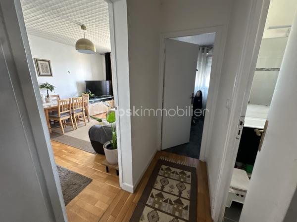 Situé au 17e étage, découvrez cet appartement 3 pièces de 62,17 m², lumineux et bénéficiant d’une vue dégagée sur Paris, sans vis-à-vis.

Il se compose d’une entrée, d’un séjour très lumineux ouvrant sur un balcon, d’une cuisine, puis d’un couloir desservant deux grandes chambres, une salle de bains et un WC séparé.

Vous serez séduits par son agencement fonctionnel, sa luminosité, son balcon et sa situation pratique, à proximité de toutes les commodités.

L’appartement dispose également d’une place de parking sécurisée ainsi que d’une cave.

Les atouts :

•⁠  ⁠Balcon avec vue dégagée sur Paris
•⁠  ⁠17e étage et absence de vis-à-vis
•⁠  ⁠Ravalement avec isolation réalisé il y a environ 4 ans
•⁠  ⁠DPE : C
•⁠  ⁠Chauffage collectif /l'eau chaude et froide 
•⁠  ⁠Parking sécurisé
•⁠  ⁠Cave
•⁠  ⁠Commerces, pharmacie, centre médical et transports à proximité
•⁠  ⁠Tramway, bus et accès aux gares environnantes
•⁠  ⁠Taxe foncière : 1 500 € / an
Appartement idéal pour un premier achat. À visiter sans tarder !
Joignable 7j/7 pour plus d’informations ou organiser une visite