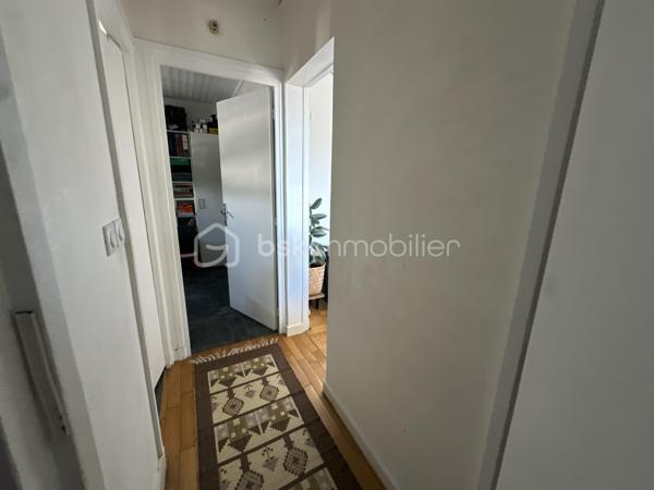 Situé au 17e étage, découvrez cet appartement 3 pièces de 62,17 m², lumineux et bénéficiant d’une vue dégagée sur Paris, sans vis-à-vis.

Il se compose d’une entrée, d’un séjour très lumineux ouvrant sur un balcon, d’une cuisine, puis d’un couloir desservant deux grandes chambres, une salle de bains et un WC séparé.

Vous serez séduits par son agencement fonctionnel, sa luminosité, son balcon et sa situation pratique, à proximité de toutes les commodités.

L’appartement dispose également d’une place de parking sécurisée ainsi que d’une cave.

Les atouts :

•⁠  ⁠Balcon avec vue dégagée sur Paris
•⁠  ⁠17e étage et absence de vis-à-vis
•⁠  ⁠Ravalement avec isolation réalisé il y a environ 4 ans
•⁠  ⁠DPE : C
•⁠  ⁠Chauffage collectif /l'eau chaude et froide 
•⁠  ⁠Parking sécurisé
•⁠  ⁠Cave
•⁠  ⁠Commerces, pharmacie, centre médical et transports à proximité
•⁠  ⁠Tramway, bus et accès aux gares environnantes
•⁠  ⁠Taxe foncière : 1 500 € / an
Appartement idéal pour un premier achat. À visiter sans tarder !
Joignable 7j/7 pour plus d’informations ou organiser une visite