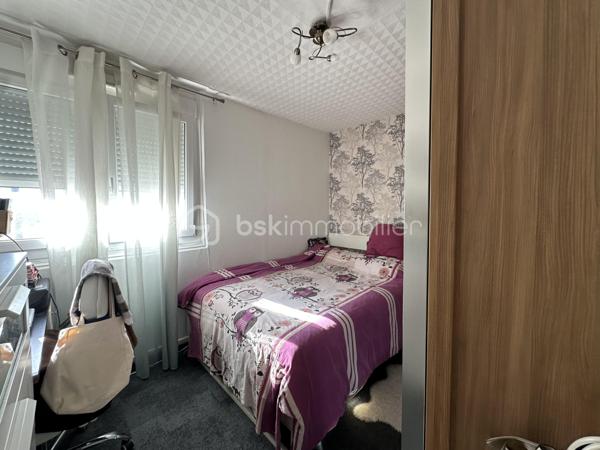Situé au 17e étage, découvrez cet appartement 3 pièces de 62,17 m², lumineux et bénéficiant d’une vue dégagée sur Paris, sans vis-à-vis.

Il se compose d’une entrée, d’un séjour très lumineux ouvrant sur un balcon, d’une cuisine, puis d’un couloir desservant deux grandes chambres, une salle de bains et un WC séparé.

Vous serez séduits par son agencement fonctionnel, sa luminosité, son balcon et sa situation pratique, à proximité de toutes les commodités.

L’appartement dispose également d’une place de parking sécurisée ainsi que d’une cave.

Les atouts :

•⁠  ⁠Balcon avec vue dégagée sur Paris
•⁠  ⁠17e étage et absence de vis-à-vis
•⁠  ⁠Ravalement avec isolation réalisé il y a environ 4 ans
•⁠  ⁠DPE : C
•⁠  ⁠Chauffage collectif /l'eau chaude et froide 
•⁠  ⁠Parking sécurisé
•⁠  ⁠Cave
•⁠  ⁠Commerces, pharmacie, centre médical et transports à proximité
•⁠  ⁠Tramway, bus et accès aux gares environnantes
•⁠  ⁠Taxe foncière : 1 500 € / an
Appartement idéal pour un premier achat. À visiter sans tarder !
Joignable 7j/7 pour plus d’informations ou organiser une visite