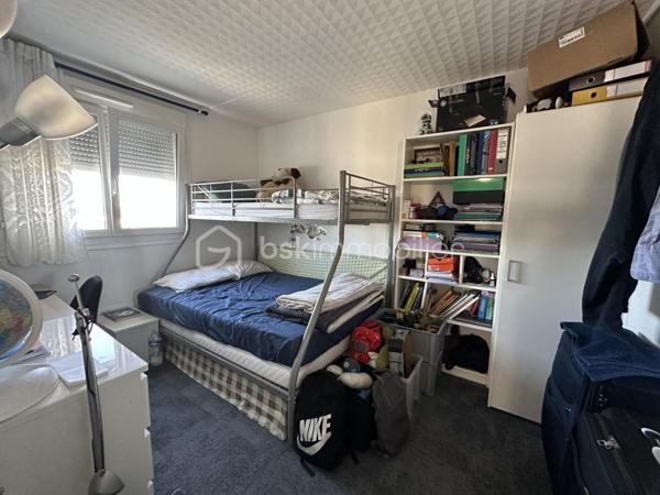 Situé au 17e étage, découvrez cet appartement 3 pièces de 62,17 m², lumineux et bénéficiant d’une vue dégagée sur Paris, sans vis-à-vis.

Il se compose d’une entrée, d’un séjour très lumineux ouvrant sur un balcon, d’une cuisine, puis d’un couloir desservant deux grandes chambres, une salle de bains et un WC séparé.

Vous serez séduits par son agencement fonctionnel, sa luminosité, son balcon et sa situation pratique, à proximité de toutes les commodités.

L’appartement dispose également d’une place de parking sécurisée ainsi que d’une cave.

Les atouts :

•⁠  ⁠Balcon avec vue dégagée sur Paris
•⁠  ⁠17e étage et absence de vis-à-vis
•⁠  ⁠Ravalement avec isolation réalisé il y a environ 4 ans
•⁠  ⁠DPE : C
•⁠  ⁠Chauffage collectif /l'eau chaude et froide 
•⁠  ⁠Parking sécurisé
•⁠  ⁠Cave
•⁠  ⁠Commerces, pharmacie, centre médical et transports à proximité
•⁠  ⁠Tramway, bus et accès aux gares environnantes
•⁠  ⁠Taxe foncière : 1 500 € / an
Appartement idéal pour un premier achat. À visiter sans tarder !
Joignable 7j/7 pour plus d’informations ou organiser une visite