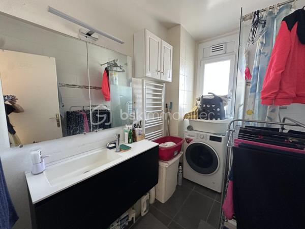 Situé au 17e étage, découvrez cet appartement 3 pièces de 62,17 m², lumineux et bénéficiant d’une vue dégagée sur Paris, sans vis-à-vis.

Il se compose d’une entrée, d’un séjour très lumineux ouvrant sur un balcon, d’une cuisine, puis d’un couloir desservant deux grandes chambres, une salle de bains et un WC séparé.

Vous serez séduits par son agencement fonctionnel, sa luminosité, son balcon et sa situation pratique, à proximité de toutes les commodités.

L’appartement dispose également d’une place de parking sécurisée ainsi que d’une cave.

Les atouts :

•⁠  ⁠Balcon avec vue dégagée sur Paris
•⁠  ⁠17e étage et absence de vis-à-vis
•⁠  ⁠Ravalement avec isolation réalisé il y a environ 4 ans
•⁠  ⁠DPE : C
•⁠  ⁠Chauffage collectif /l'eau chaude et froide 
•⁠  ⁠Parking sécurisé
•⁠  ⁠Cave
•⁠  ⁠Commerces, pharmacie, centre médical et transports à proximité
•⁠  ⁠Tramway, bus et accès aux gares environnantes
•⁠  ⁠Taxe foncière : 1 500 € / an
Appartement idéal pour un premier achat. À visiter sans tarder !
Joignable 7j/7 pour plus d’informations ou organiser une visite