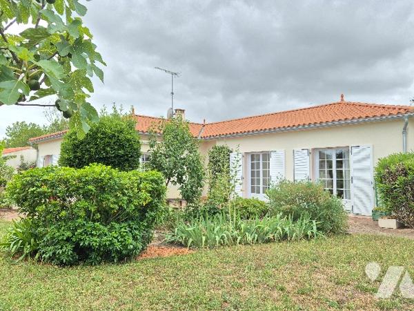 A LUCON, pavillon de plain-pied de 130 m²,  4 chbres, 1 bureau et terrain clos et arboré de 866 m².