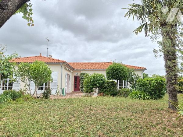 A LUCON, pavillon de plain-pied de 130 m²,  4 chbres, 1 bureau et terrain clos et arboré de 866 m².