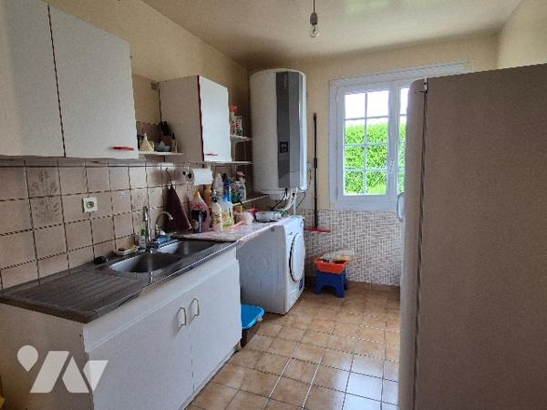 A LUCON, pavillon de plain-pied de 130 m²,  4 chbres, 1 bureau et terrain clos et arboré de 866 m².