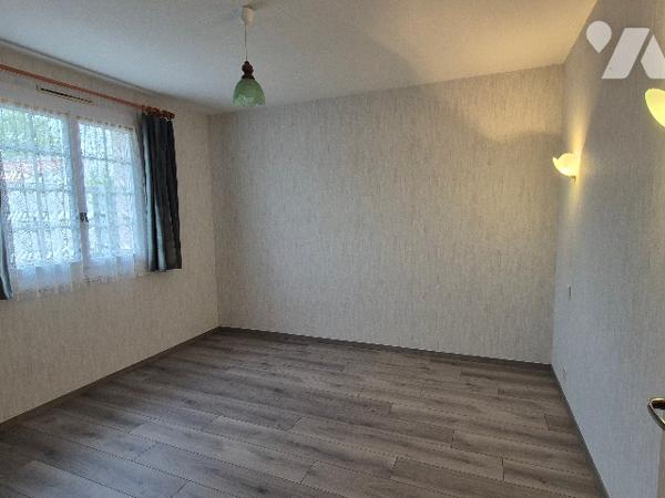 A LUCON, pavillon de plain-pied de 130 m²,  4 chbres, 1 bureau et terrain clos et arboré de 866 m².