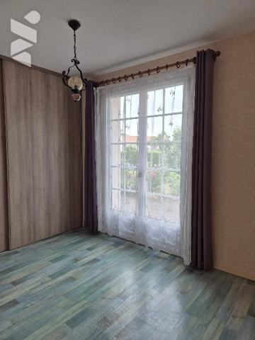 A LUCON, pavillon de plain-pied de 130 m²,  4 chbres, 1 bureau et terrain clos et arboré de 866 m².