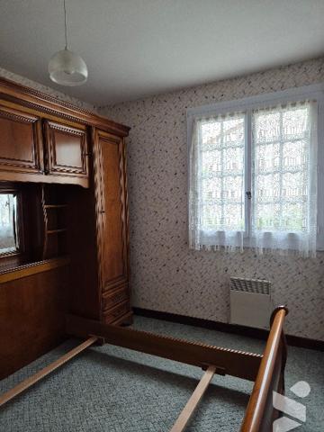 A LUCON, pavillon de plain-pied de 130 m²,  4 chbres, 1 bureau et terrain clos et arboré de 866 m².