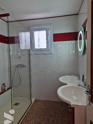 A LUCON, pavillon de plain-pied de 130 m²,  4 chbres, 1 bureau et terrain clos et arboré de 866 m².