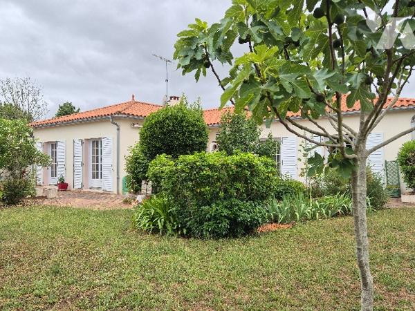 A LUCON, pavillon de plain-pied de 130 m²,  4 chbres, 1 bureau et terrain clos et arboré de 866 m².