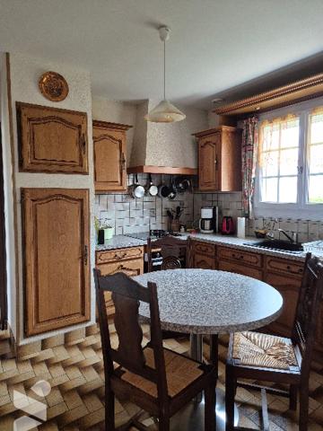 A LUCON, pavillon de plain-pied de 130 m²,  4 chbres, 1 bureau et terrain clos et arboré de 866 m².