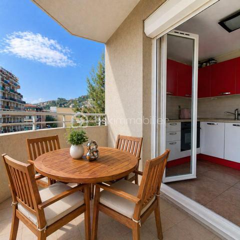 9 Voie Romaine, 06100 Nice, au 3ᵉ étage d'une résidence avec ascenseur, situé à proximité immédiate des commerces, des transports, des écoles et de l'ensemble des commodités, cet appartement offre un cadre de vie pratique et agréable au quotidien.

Il se compose d'une entrée avec WC indépendant, d'un agréable séjour lumineux avec cuisine semi-ouverte entièrement équipée, ouvrant sur un balcon de plus de 10 m² exposé Ouest.

L'espace nuit comprend deux chambres, dont une bénéficiant d'un accès direct au balcon. Une salle de bains équipée d'une baignoire, d'une douche et d'un WC complète le bien. Celle-ci est accessible depuis l'une des chambres.

L appartement est équipé de la climatisation dans toutes les pièce pour plus de confort au quotidien.

Un grand garage fermé en sous-sol vient compléter ce bien.