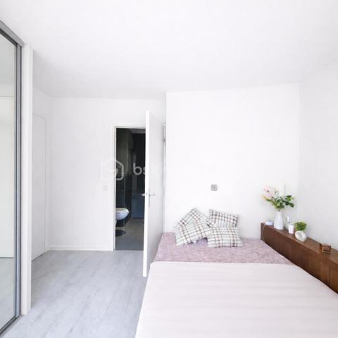 9 Voie Romaine, 06100 Nice, au 3ᵉ étage d'une résidence avec ascenseur, situé à proximité immédiate des commerces, des transports, des écoles et de l'ensemble des commodités, cet appartement offre un cadre de vie pratique et agréable au quotidien.

Il se compose d'une entrée avec WC indépendant, d'un agréable séjour lumineux avec cuisine semi-ouverte entièrement équipée, ouvrant sur un balcon de plus de 10 m² exposé Ouest.

L'espace nuit comprend deux chambres, dont une bénéficiant d'un accès direct au balcon. Une salle de bains équipée d'une baignoire, d'une douche et d'un WC complète le bien. Celle-ci est accessible depuis l'une des chambres.

L appartement est équipé de la climatisation dans toutes les pièce pour plus de confort au quotidien.

Un grand garage fermé en sous-sol vient compléter ce bien.