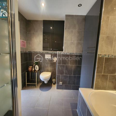 9 Voie Romaine, 06100 Nice, au 3ᵉ étage d'une résidence avec ascenseur, situé à proximité immédiate des commerces, des transports, des écoles et de l'ensemble des commodités, cet appartement offre un cadre de vie pratique et agréable au quotidien.

Il se compose d'une entrée avec WC indépendant, d'un agréable séjour lumineux avec cuisine semi-ouverte entièrement équipée, ouvrant sur un balcon de plus de 10 m² exposé Ouest.

L'espace nuit comprend deux chambres, dont une bénéficiant d'un accès direct au balcon. Une salle de bains équipée d'une baignoire, d'une douche et d'un WC complète le bien. Celle-ci est accessible depuis l'une des chambres.

L appartement est équipé de la climatisation dans toutes les pièce pour plus de confort au quotidien.

Un grand garage fermé en sous-sol vient compléter ce bien.
